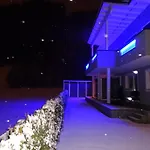 جوليان شقة