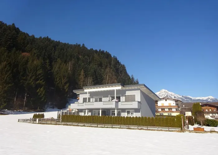 جوليان شقة *